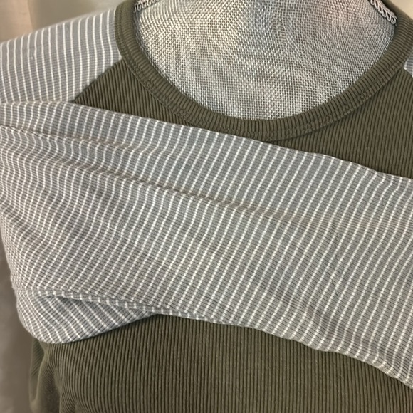 Green and white quarter sleeve shirt - Picture 2 of 2